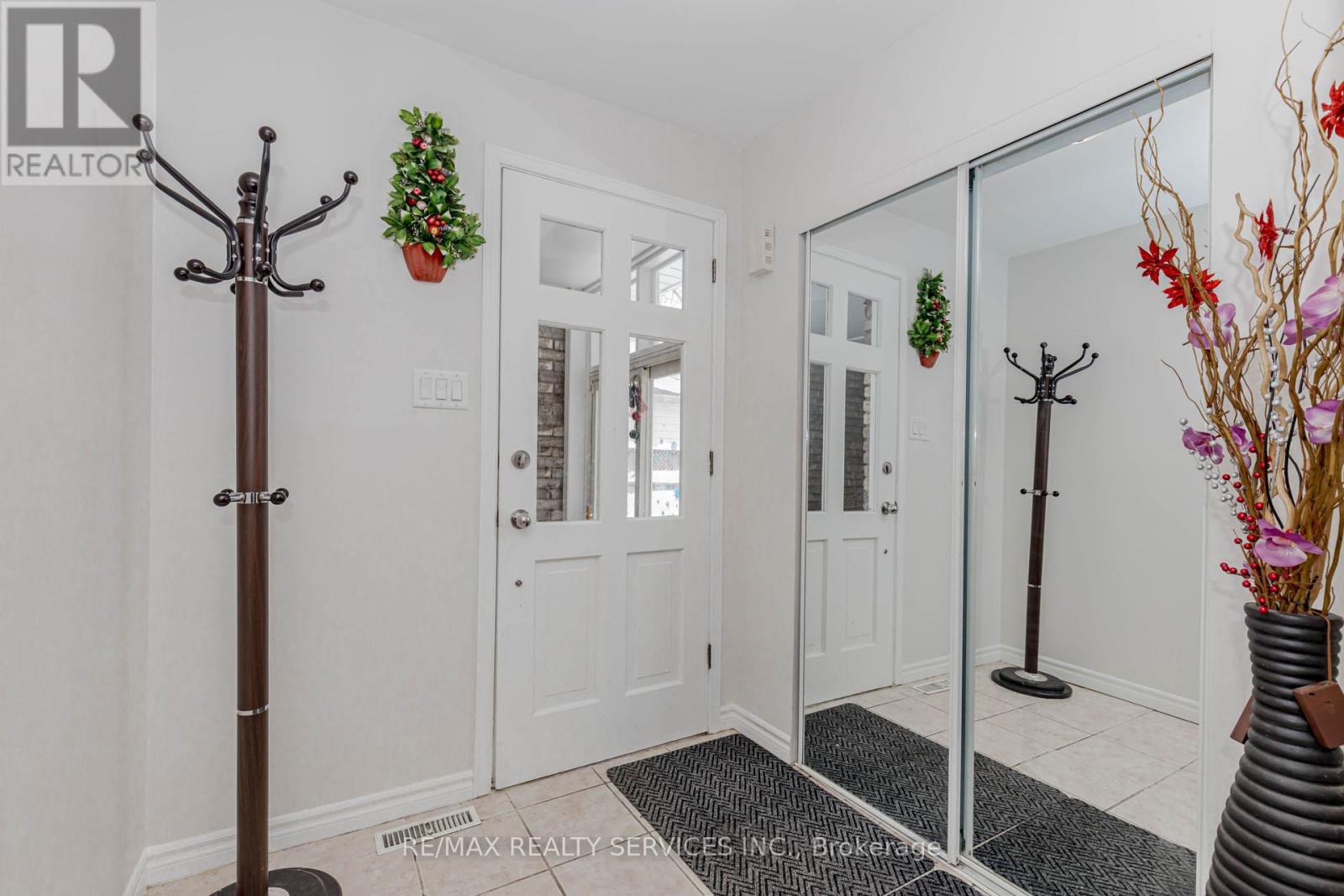 46 Elgin Drive, Brampton, Ontario  L6Y 1A8 - Photo 5 - W12705982