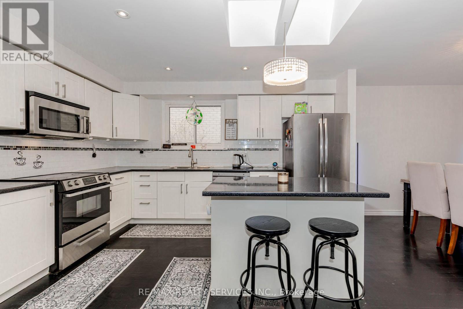 46 Elgin Drive, Brampton, Ontario  L6Y 1A8 - Photo 7 - W12705982