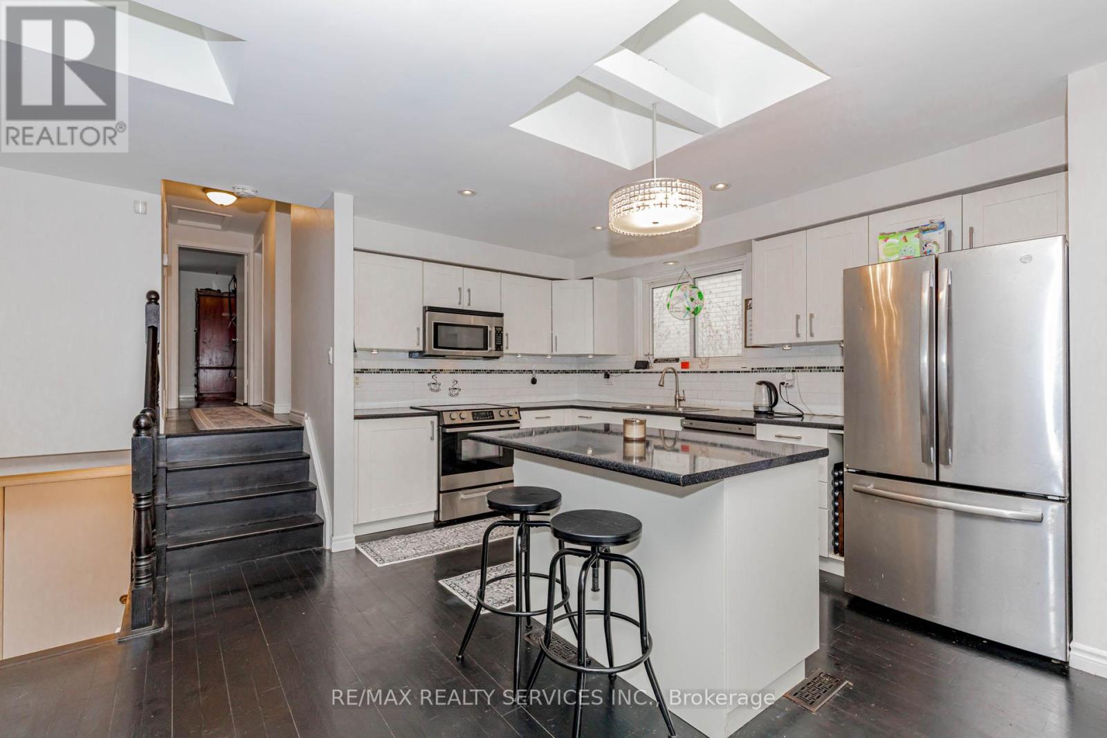 46 Elgin Drive, Brampton, Ontario  L6Y 1A8 - Photo 8 - W12705982