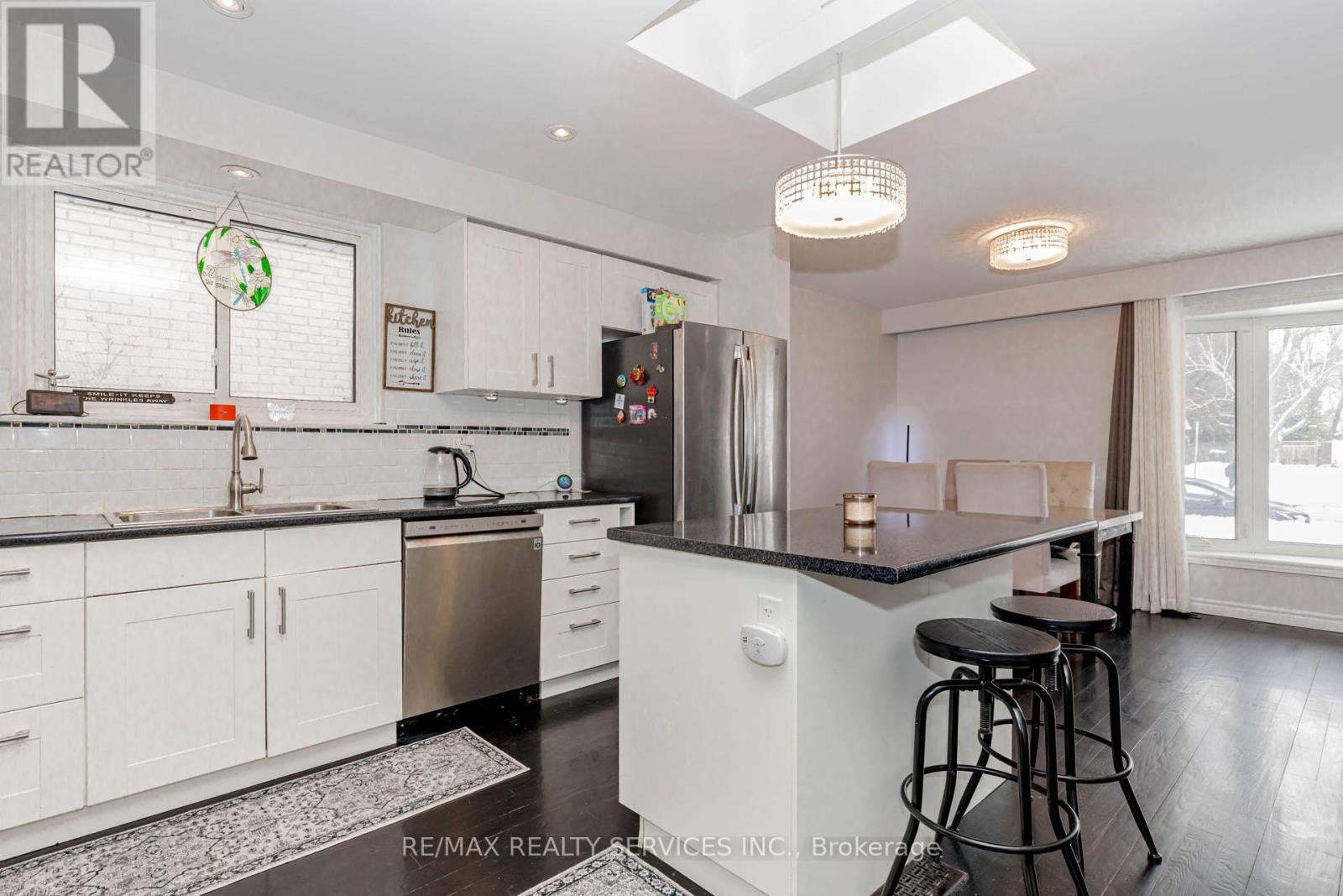 46 Elgin Drive, Brampton, Ontario  L6Y 1A8 - Photo 9 - W12705982