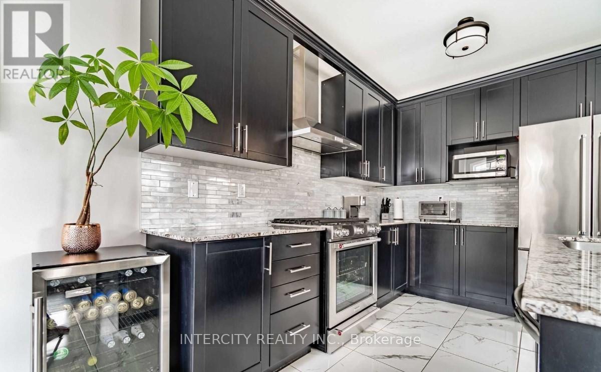 363 Robert Parkinson Drive, Brampton, Ontario  L7A 4C3 - Photo 8 - W12695388