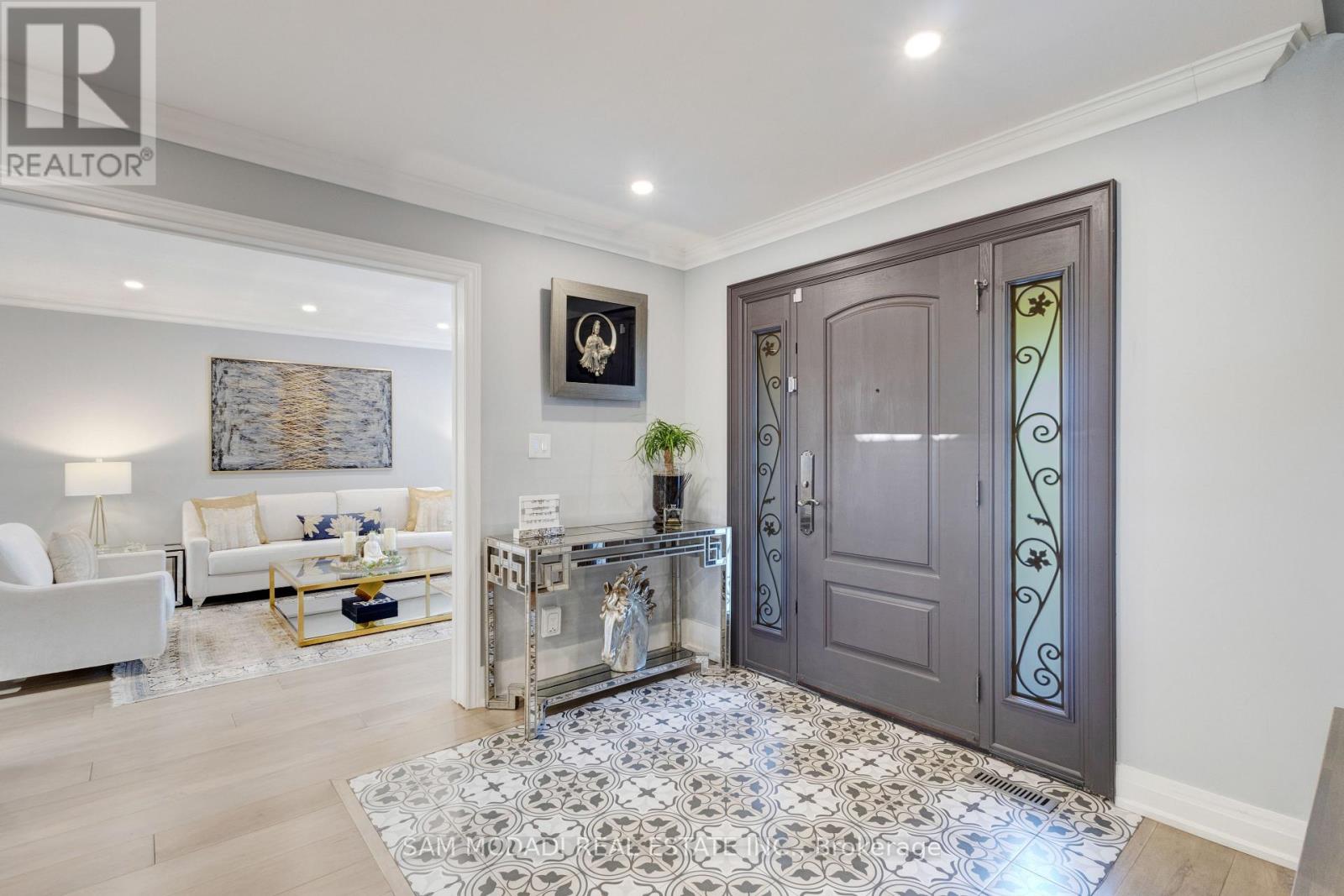 807 Indian Road, Mississauga, Ontario  L5H 1R4 - Photo 3 - W12706108