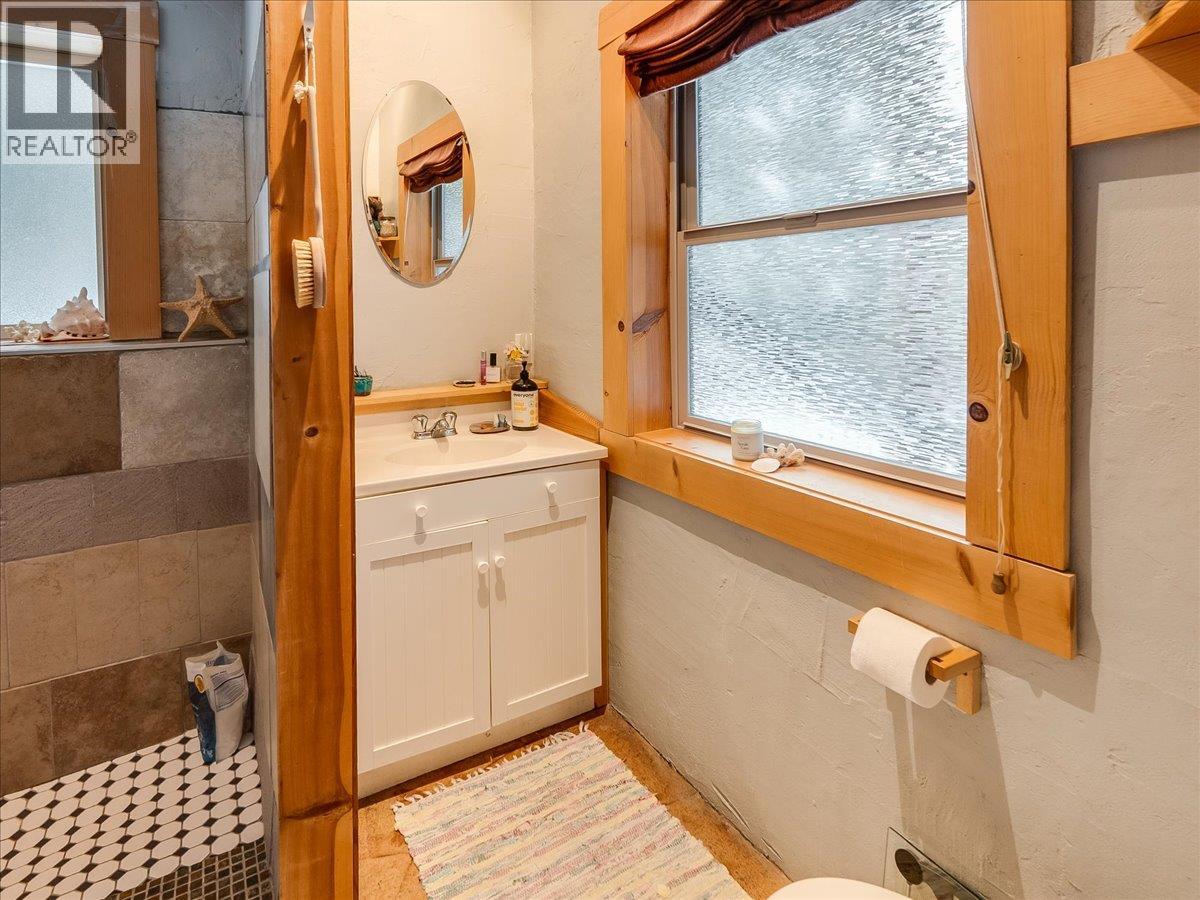 6610 6 Highway, Ymir, British Columbia  V0G 2K0 - Photo 22 - 10371621