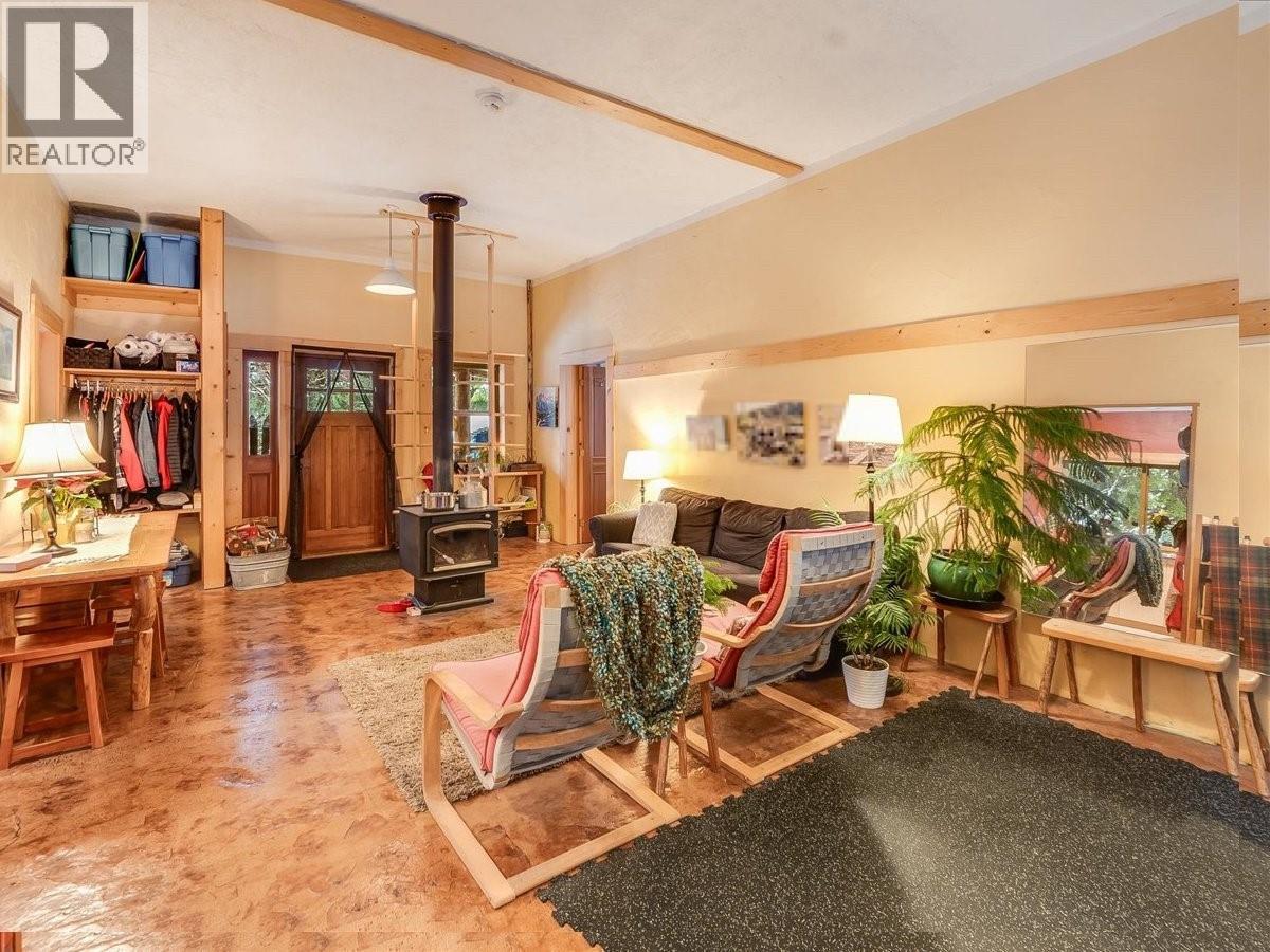 6610 6 Highway, Ymir, British Columbia  V0G 2K0 - Photo 7 - 10371621