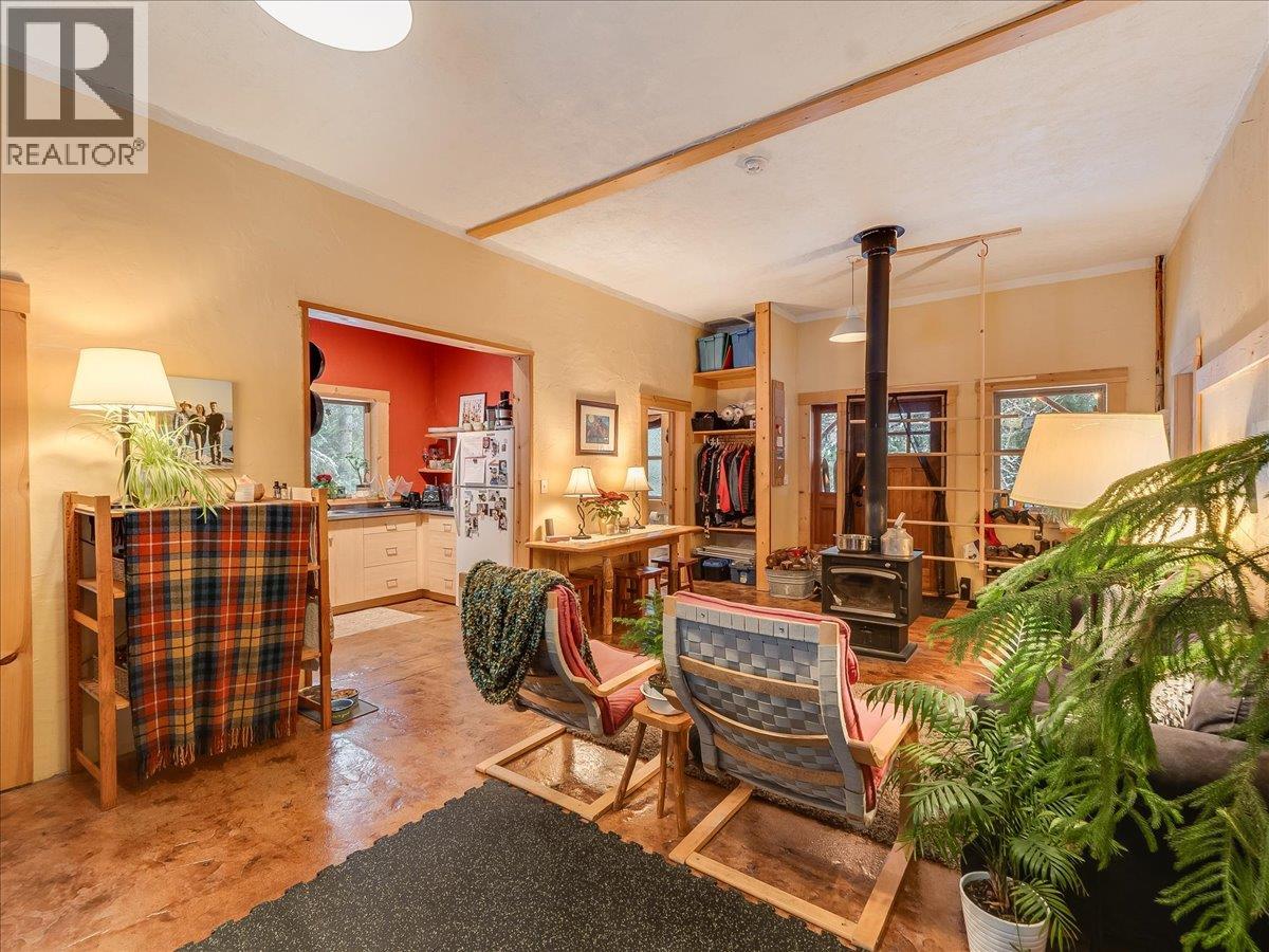 6610 6 Highway, Ymir, British Columbia  V0G 2K0 - Photo 10 - 10371621