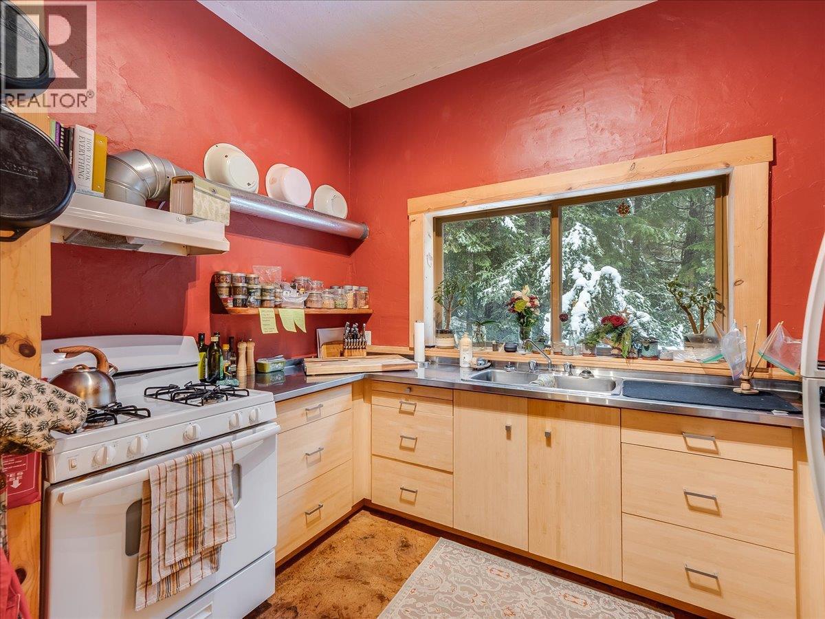 6610 6 Highway, Ymir, British Columbia  V0G 2K0 - Photo 18 - 10371621