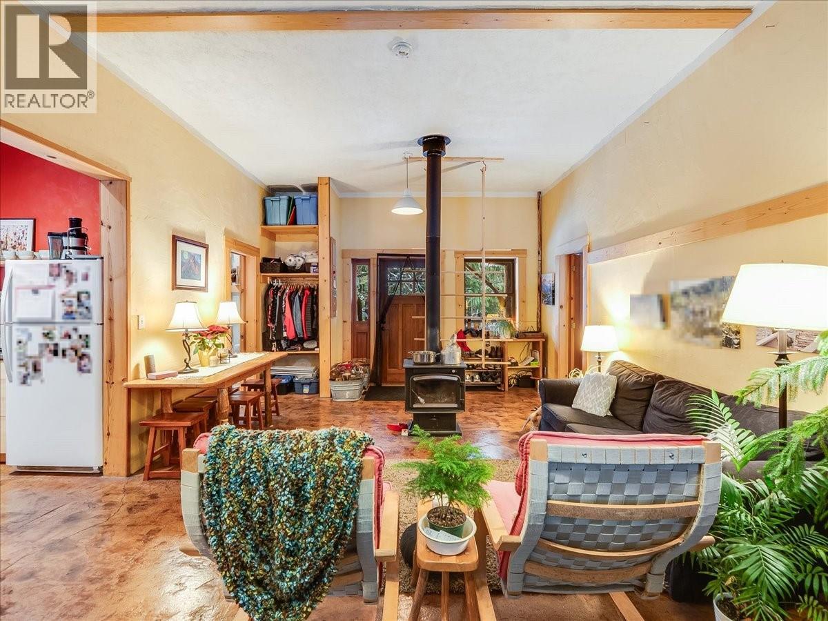 6610 6 Highway, Ymir, British Columbia  V0G 2K0 - Photo 8 - 10371621