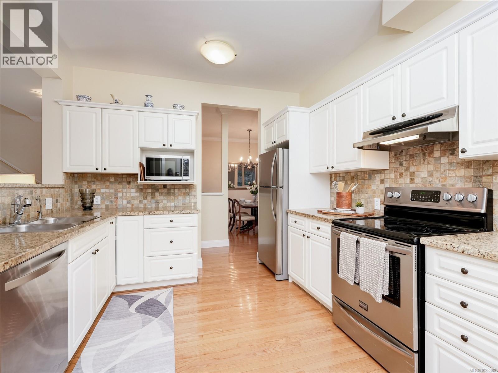 2 2573 Kilgary Pl, Saanich, British Columbia  V8W 1J2 - Photo 8 - 1023368