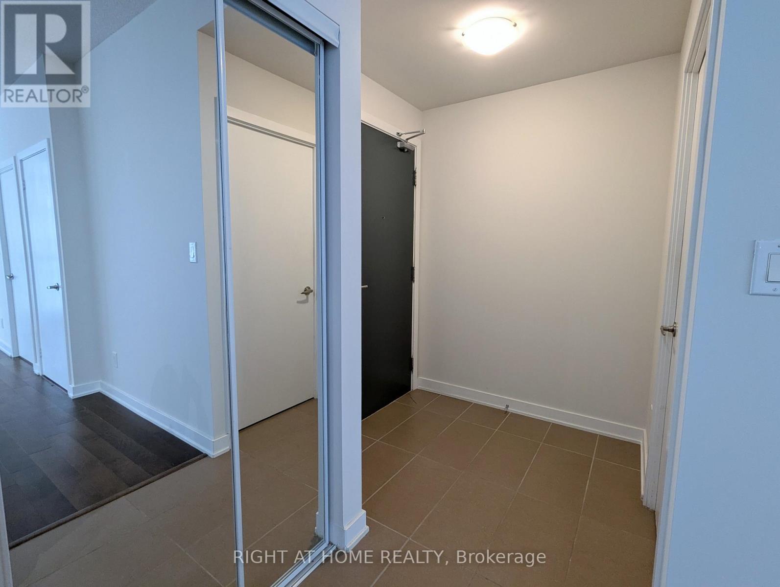 2210 - 4070 Confederation Parkway, Mississauga, Ontario  L5B 0E9 - Photo 10 - W12706144