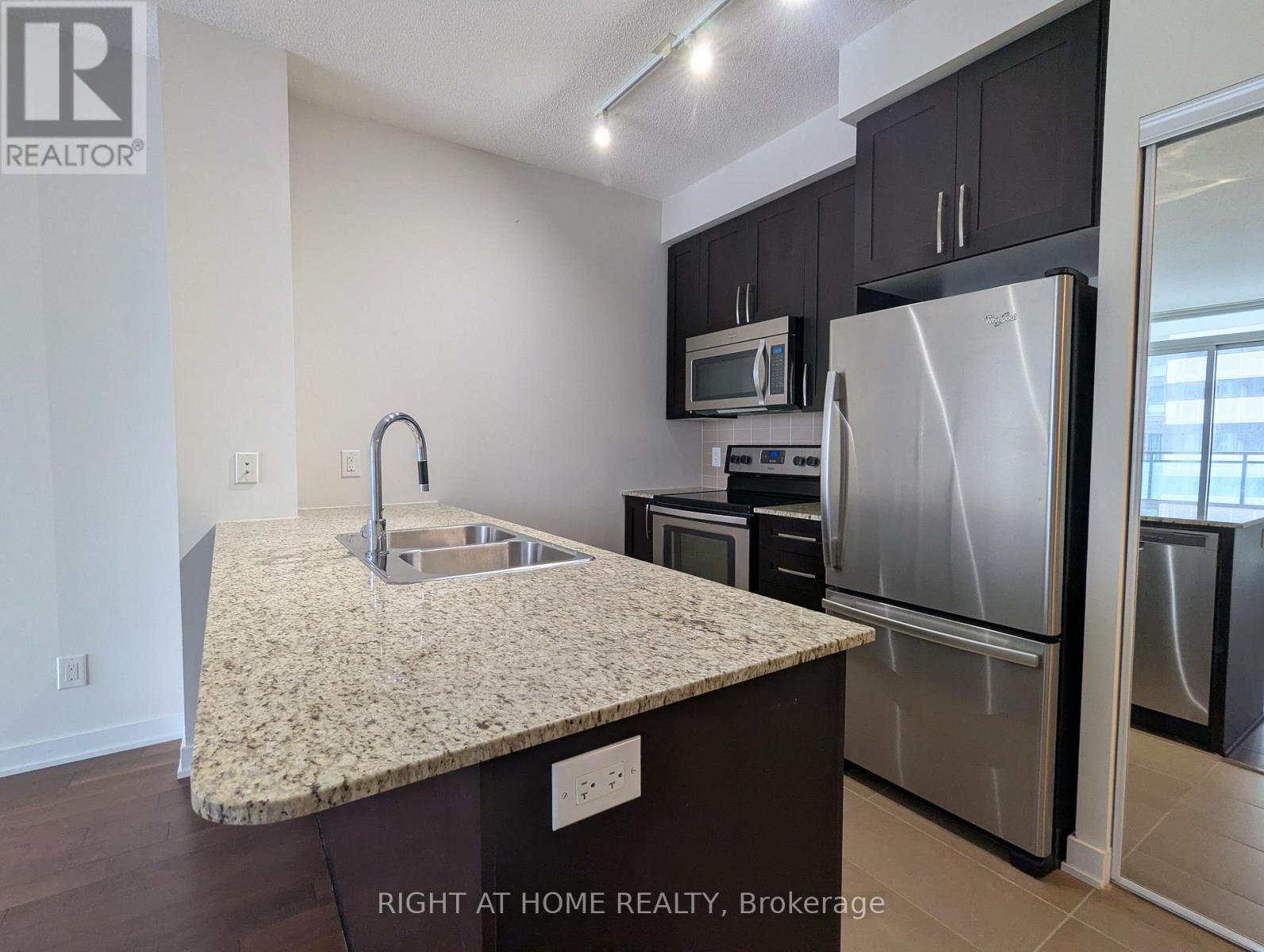 2210 - 4070 Confederation Parkway, Mississauga, Ontario  L5B 0E9 - Photo 2 - W12706144