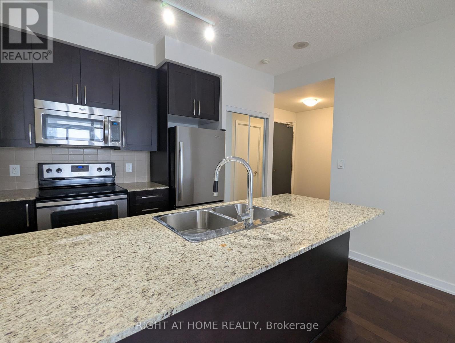 2210 - 4070 Confederation Parkway, Mississauga, Ontario  L5B 0E9 - Photo 3 - W12706144