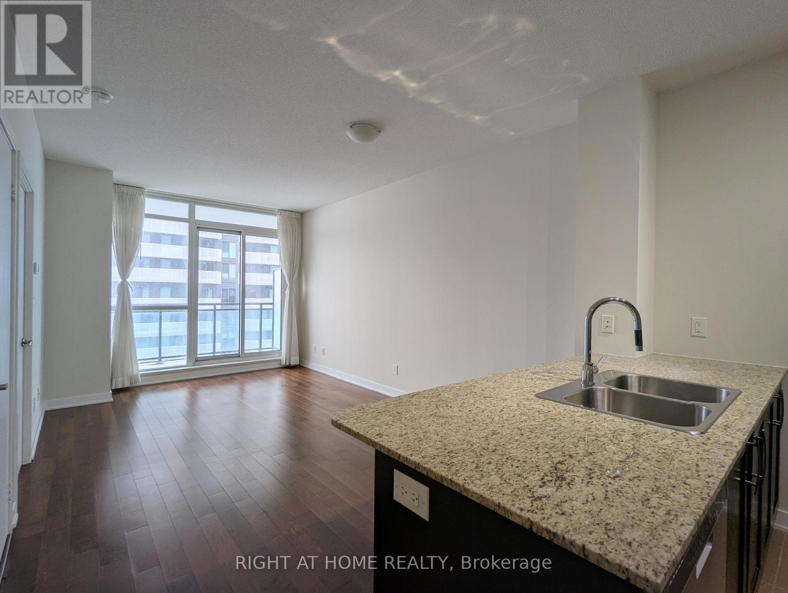 2210 - 4070 Confederation Parkway, Mississauga, Ontario  L5B 0E9 - Photo 4 - W12706144