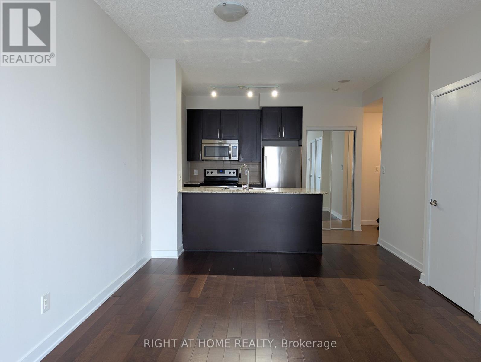 2210 - 4070 Confederation Parkway, Mississauga, Ontario  L5B 0E9 - Photo 5 - W12706144