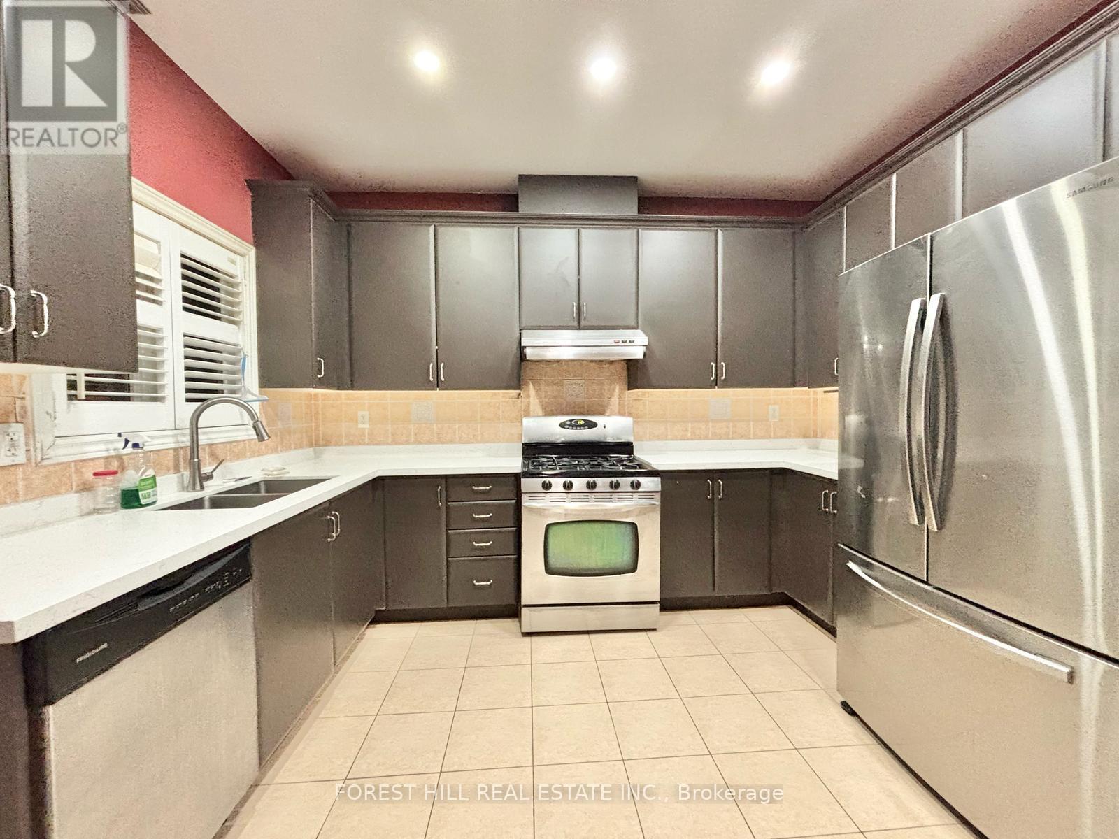 38 Crystalview Crescent, Brampton, Ontario  L6P 2R7 - Photo 5 - W12706146