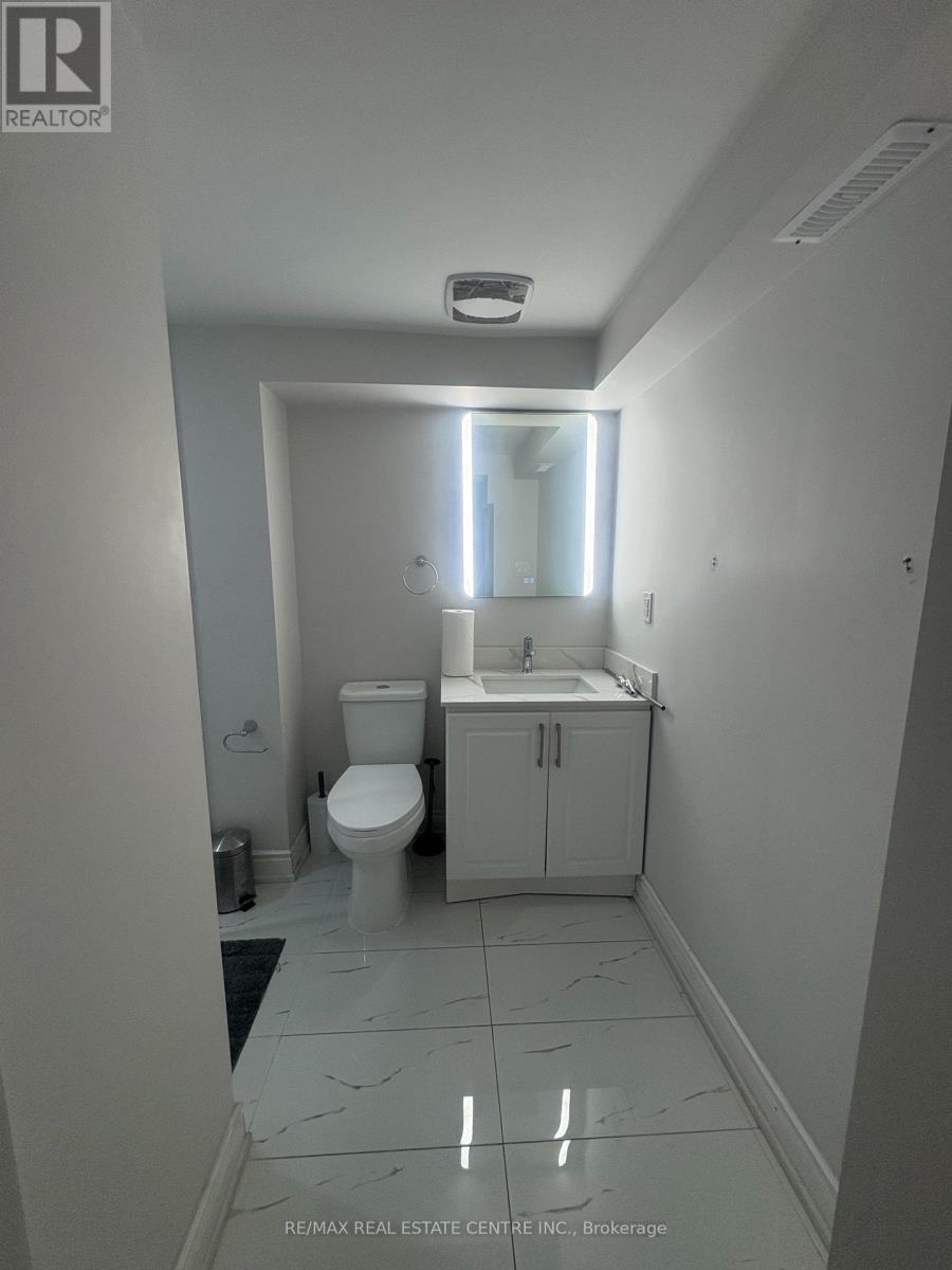 497 Tremblant Court, Mississauga, Ontario  L5W 1P4 - Photo 12 - W12700564