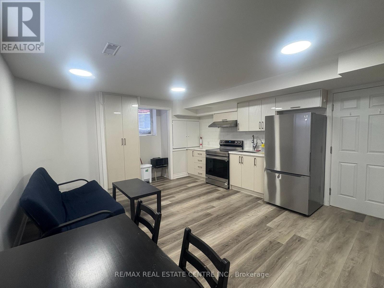 497 Tremblant Court, Mississauga, Ontario  L5W 1P4 - Photo 5 - W12700564