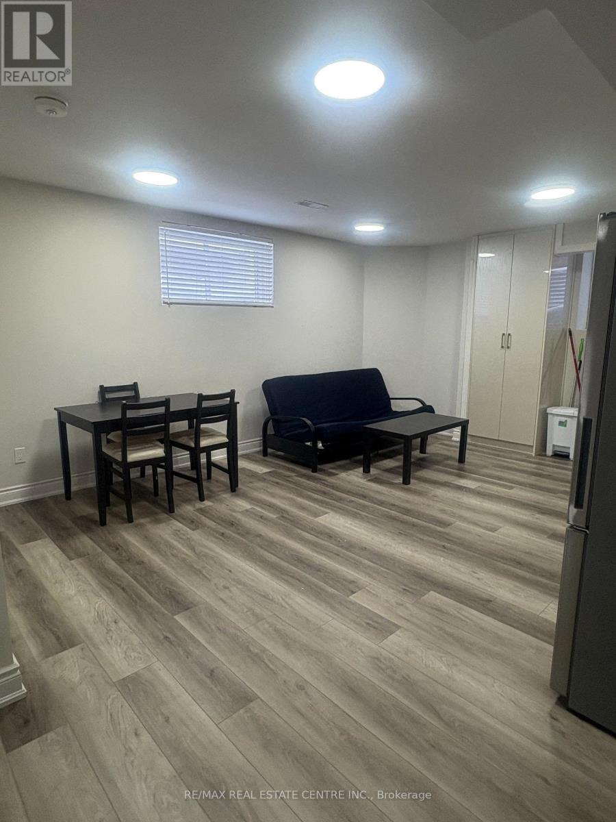 497 Tremblant Court, Mississauga, Ontario  L5W 1P4 - Photo 3 - W12700564