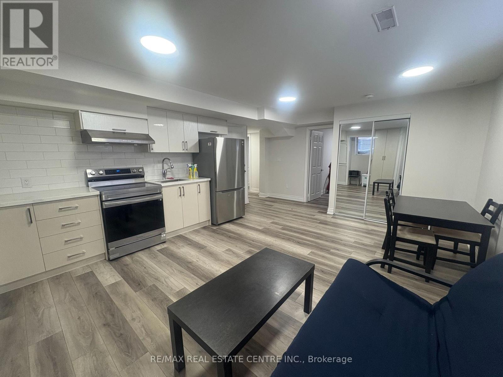 497 Tremblant Court, Mississauga, Ontario  L5W 1P4 - Photo 4 - W12700564