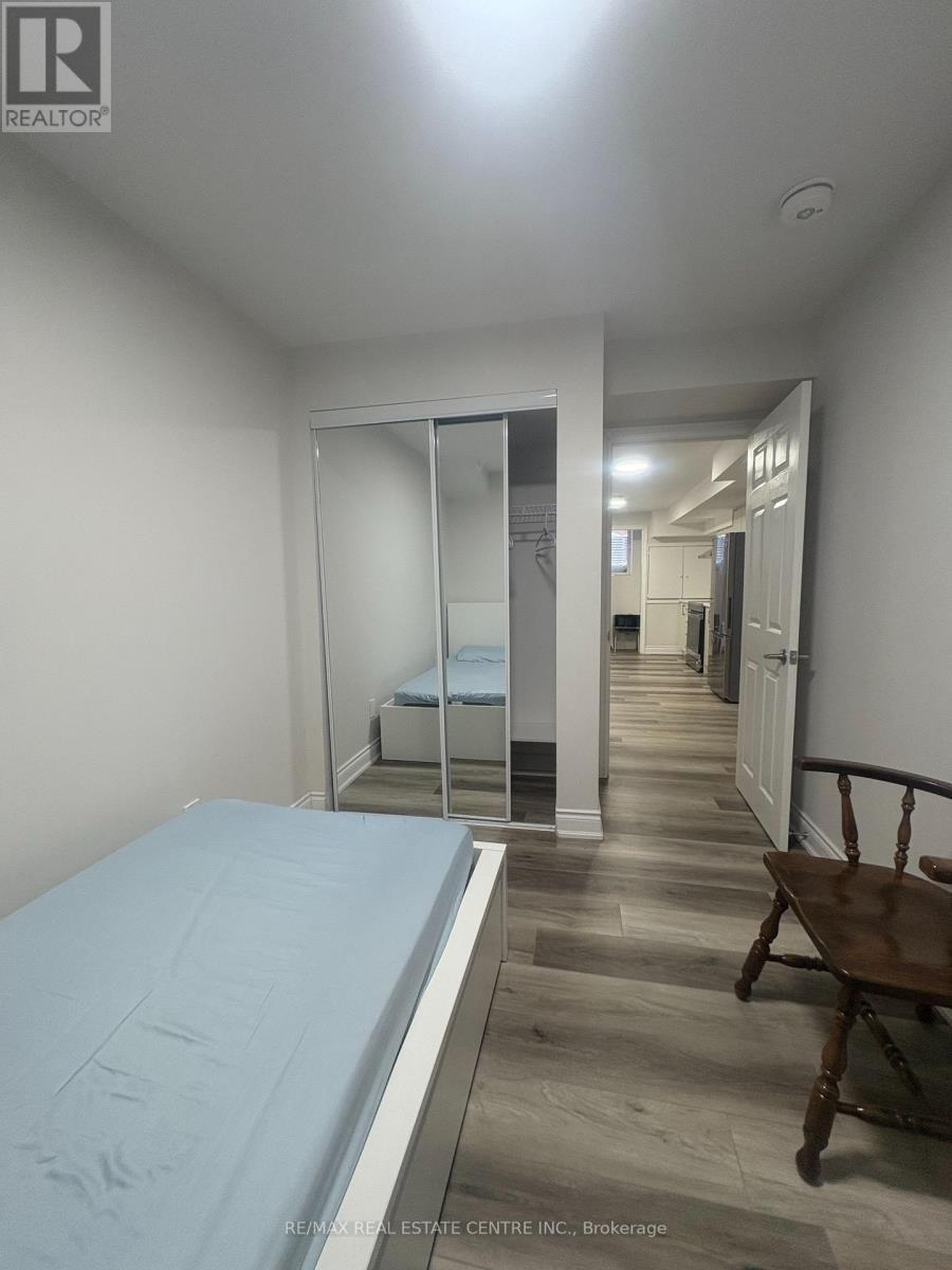 497 Tremblant Court, Mississauga, Ontario  L5W 1P4 - Photo 6 - W12700564