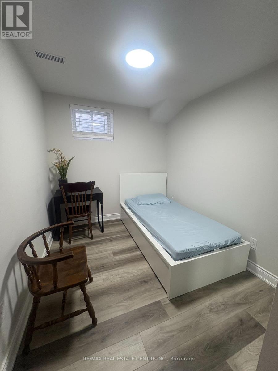 497 Tremblant Court, Mississauga, Ontario  L5W 1P4 - Photo 7 - W12700564