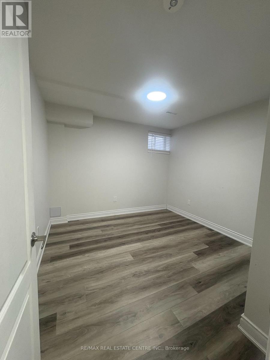 497 Tremblant Court, Mississauga, Ontario  L5W 1P4 - Photo 8 - W12700564