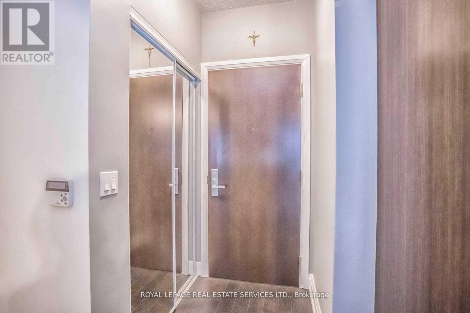 1504 - 65 Speers Road, Oakville, Ontario  L6K 3V5 - Photo 3 - W12706222