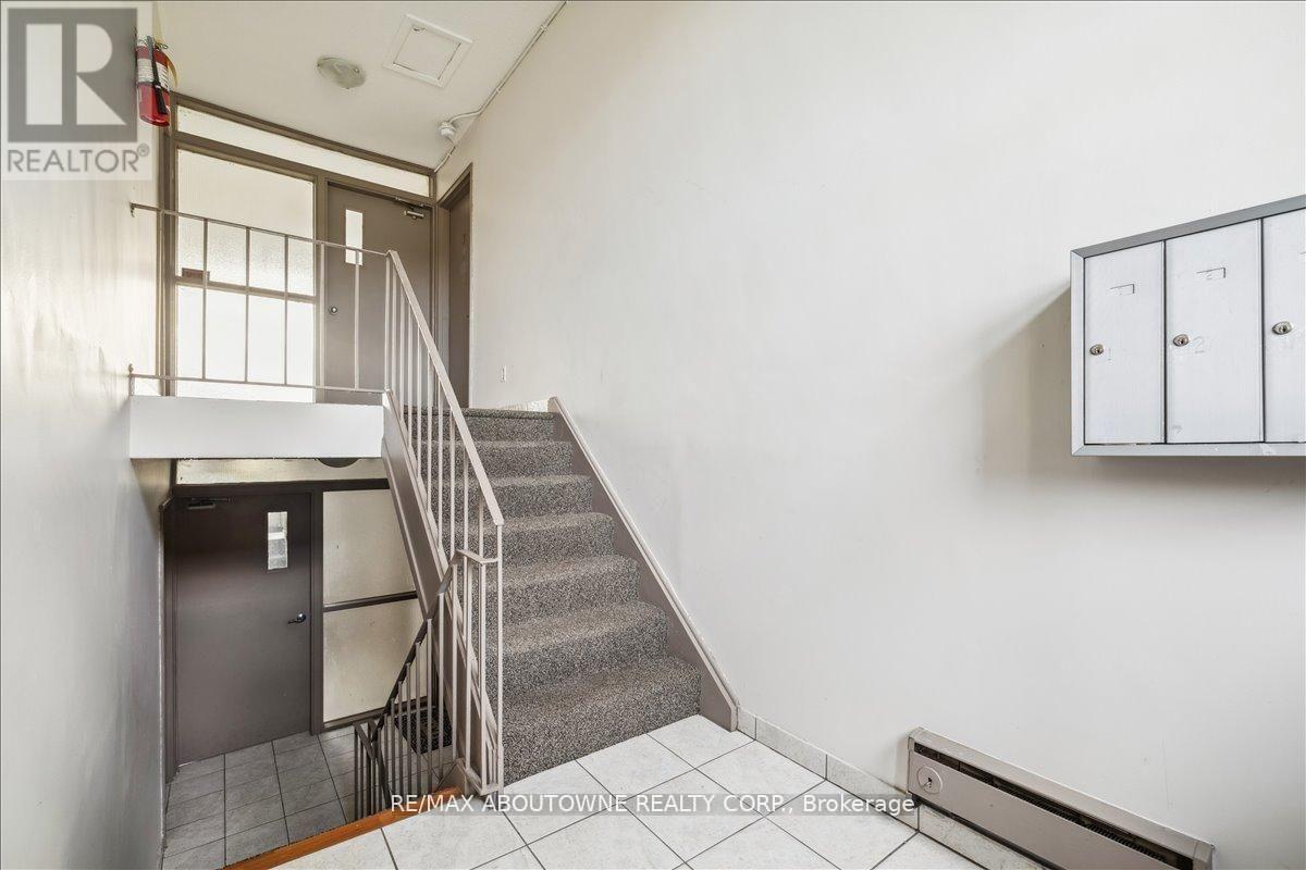 1 - 2350 Queensway Drive, Burlington, Ontario  L7R 3T3 - Photo 3 - W12706278