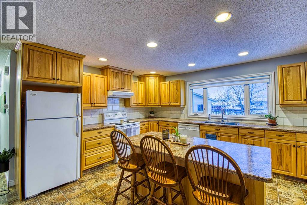 1122 6 Ave West, Beaverlodge, Alberta  T0H 0C0 - Photo 3 - A2276661