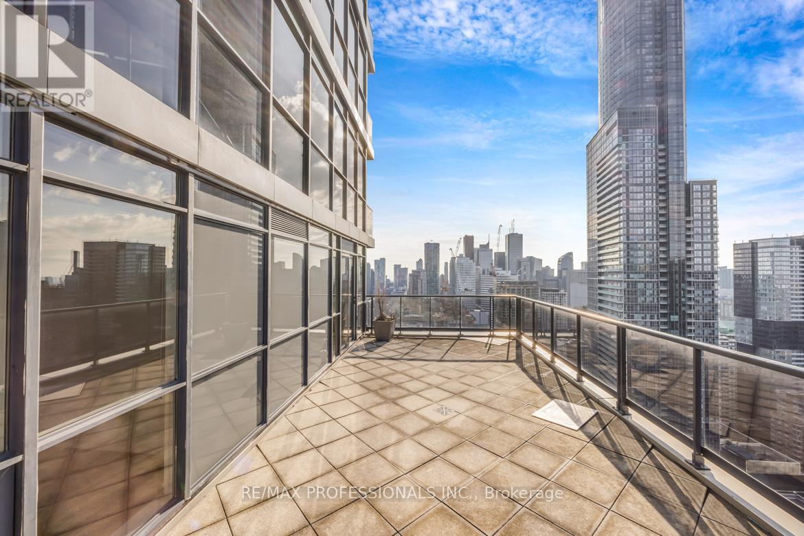 4004 - 21 Carlton Street, Toronto, Ontario  M5B 1L3 - Photo 2 - C12706322