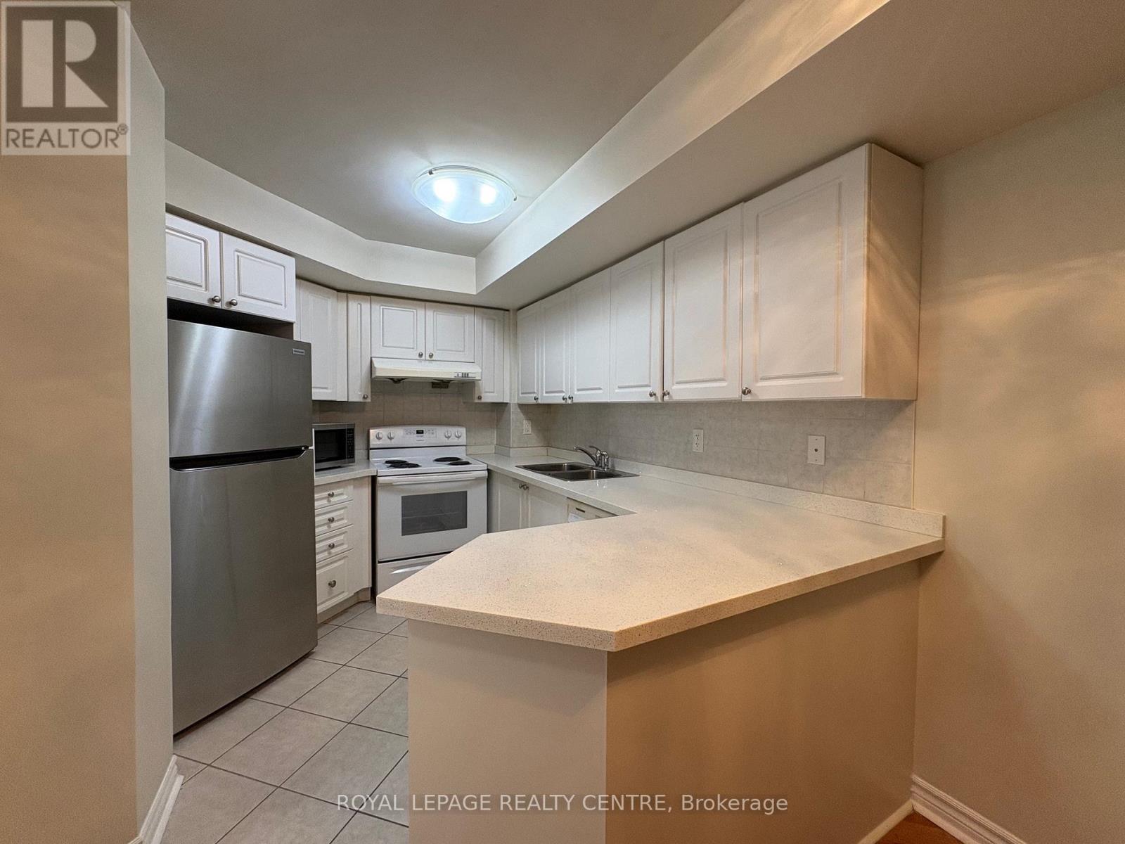 830 - 3888 Duke Of York Boulevard, Mississauga, Ontario  L5B 4P5 - Photo 2 - W12706324