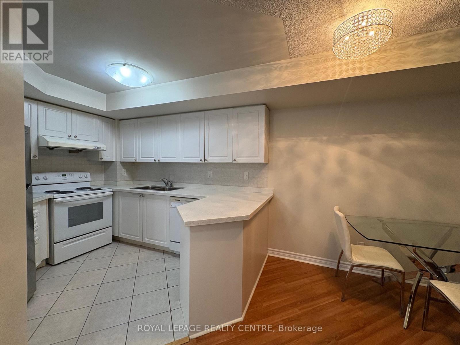 830 - 3888 Duke Of York Boulevard, Mississauga, Ontario  L5B 4P5 - Photo 4 - W12706324