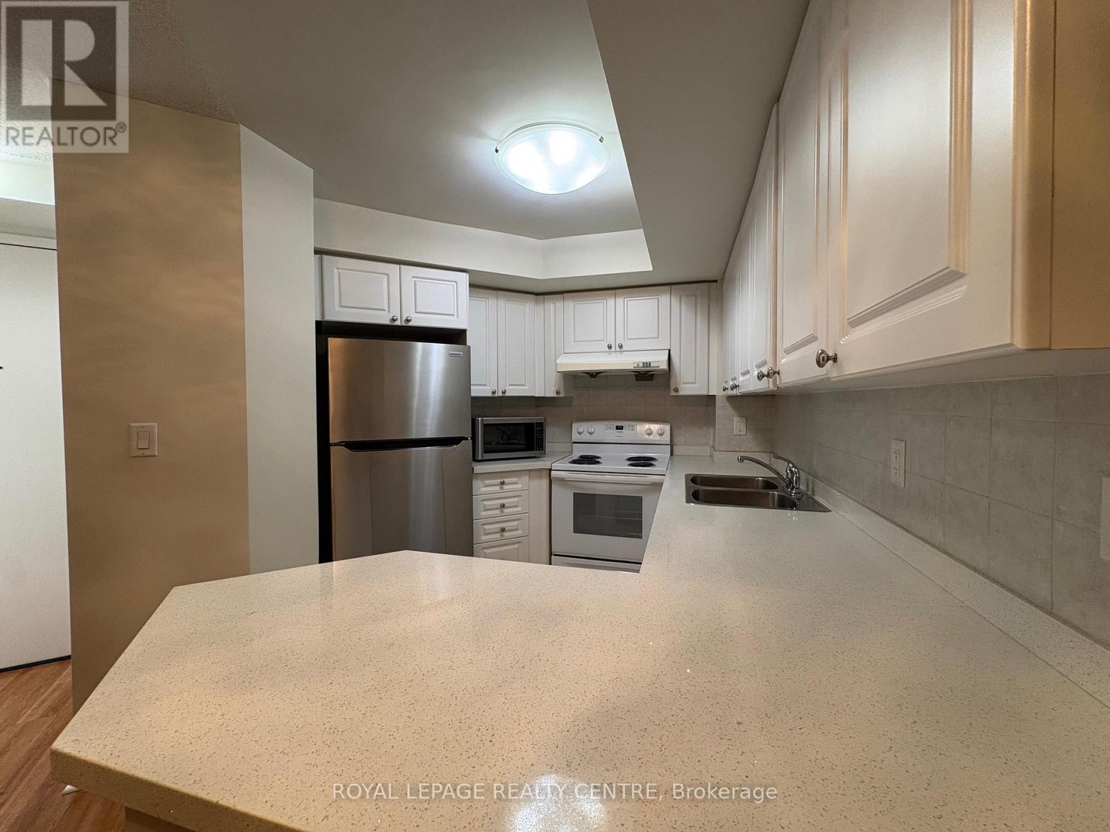 830 - 3888 Duke Of York Boulevard, Mississauga, Ontario  L5B 4P5 - Photo 5 - W12706324