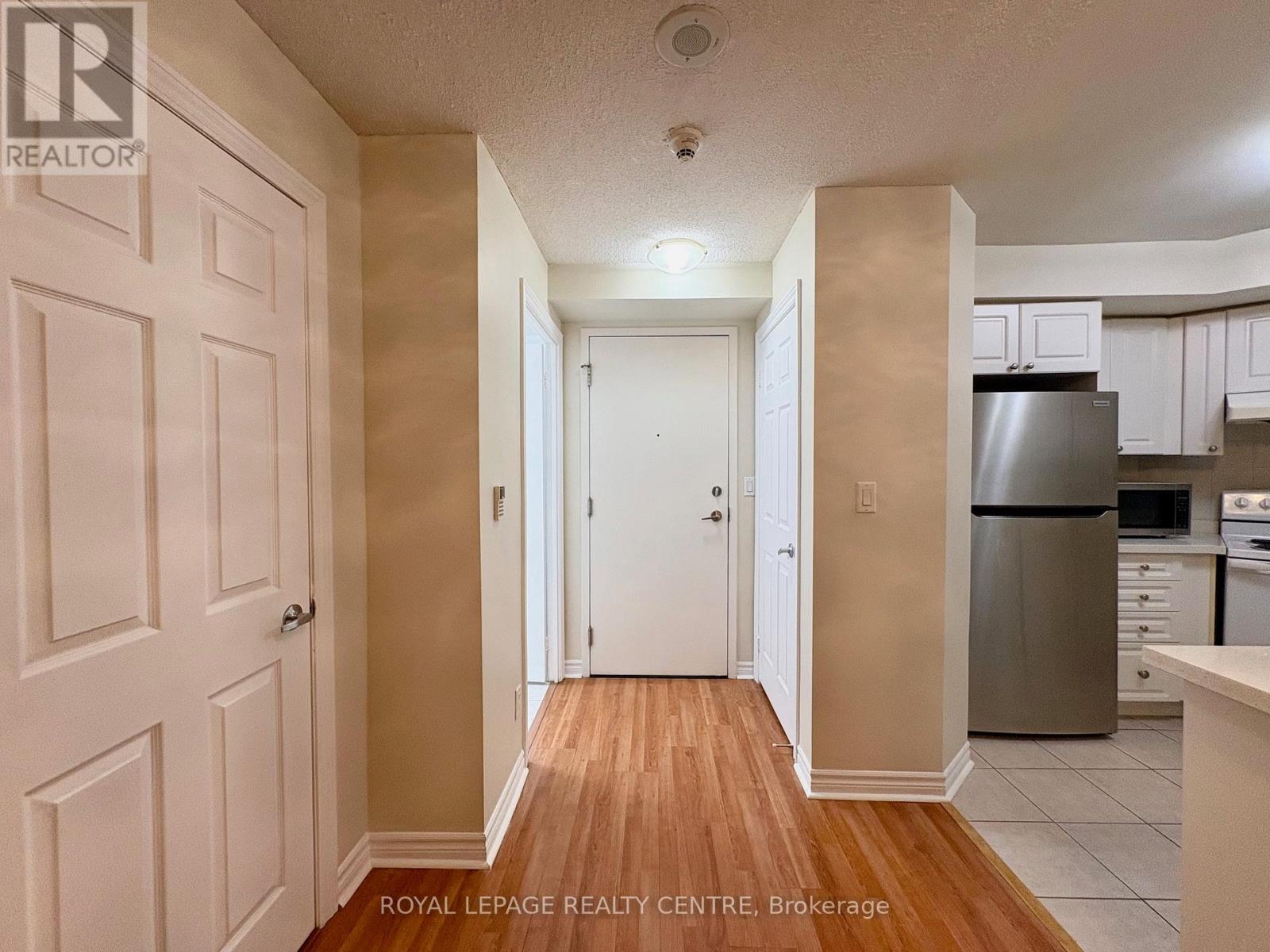 830 - 3888 Duke Of York Boulevard, Mississauga, Ontario  L5B 4P5 - Photo 6 - W12706324