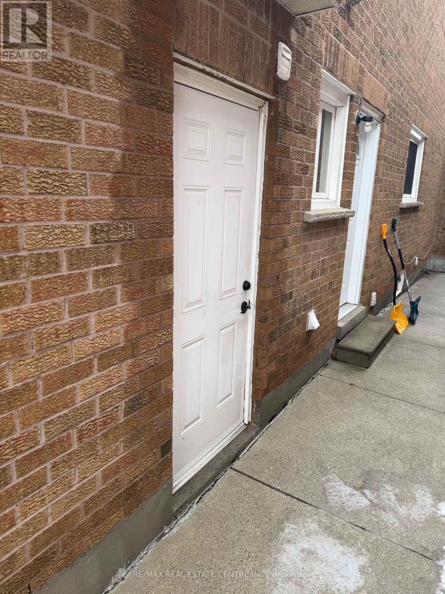 3292 The College Way, Mississauga, Ontario  L5L 5B6 - Photo 2 - W12678018