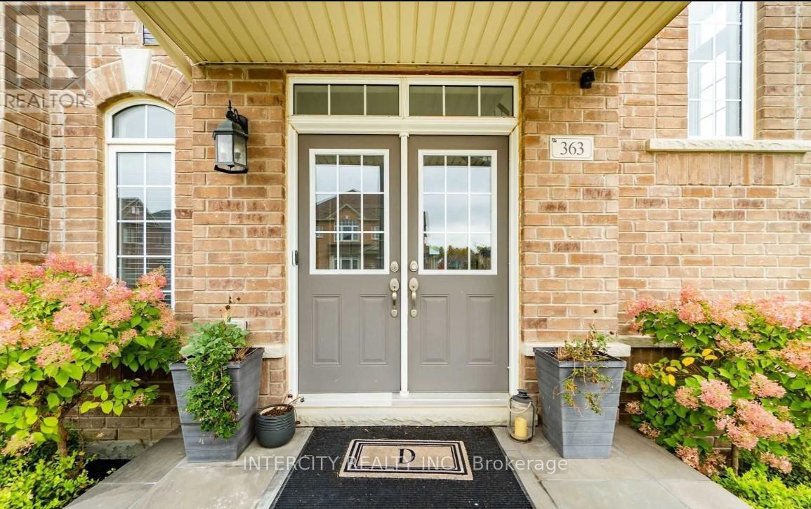 363 Robert Parkinson Drive, Brampton, Ontario  L7A 4C3 - Photo 2 - W12695388