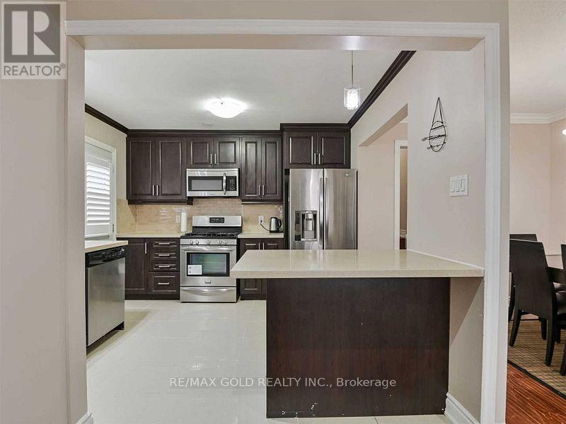 67 Archdekin Drive S, Brampton, Ontario  L6V 1V1 - Photo 4 - W12706238