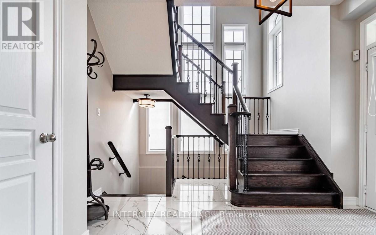 363 Robert Parkinson Drive, Brampton, Ontario  L7A 4C3 - Photo 6 - W12695388