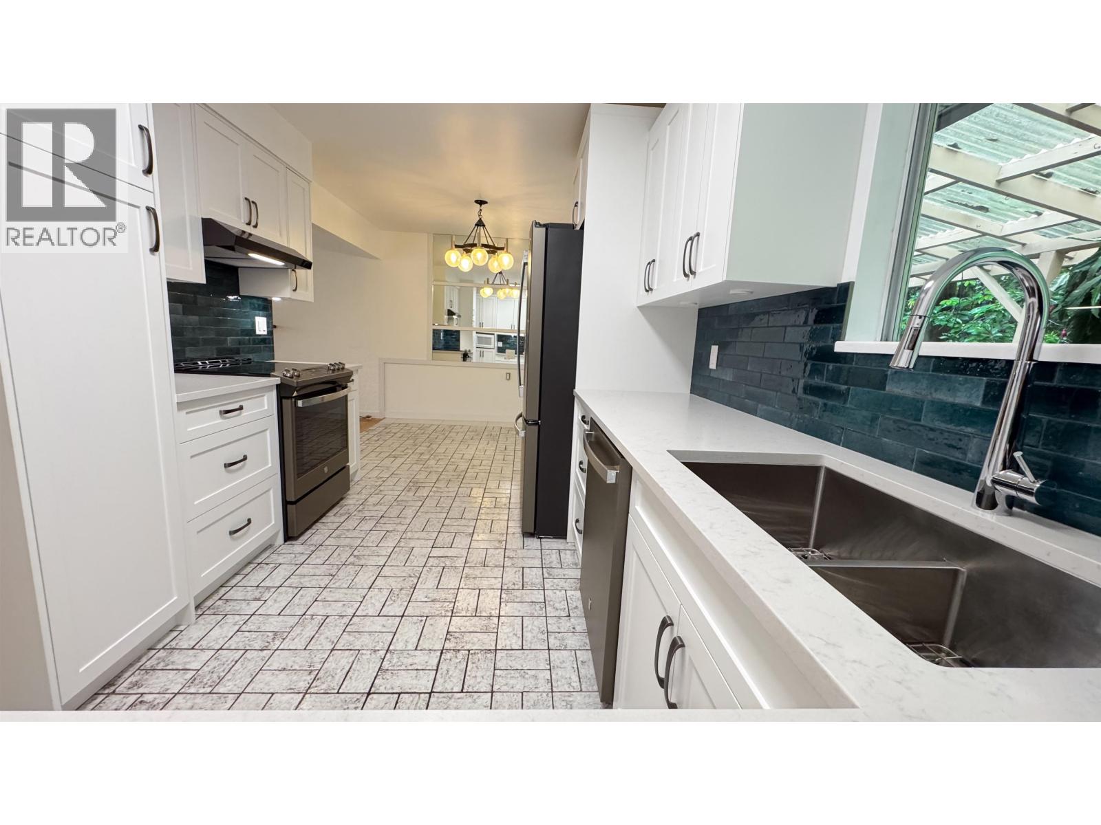 646 Claremont Street, Coquitlam, British Columbia  V3J 3T4 - Photo 10 - R3080468