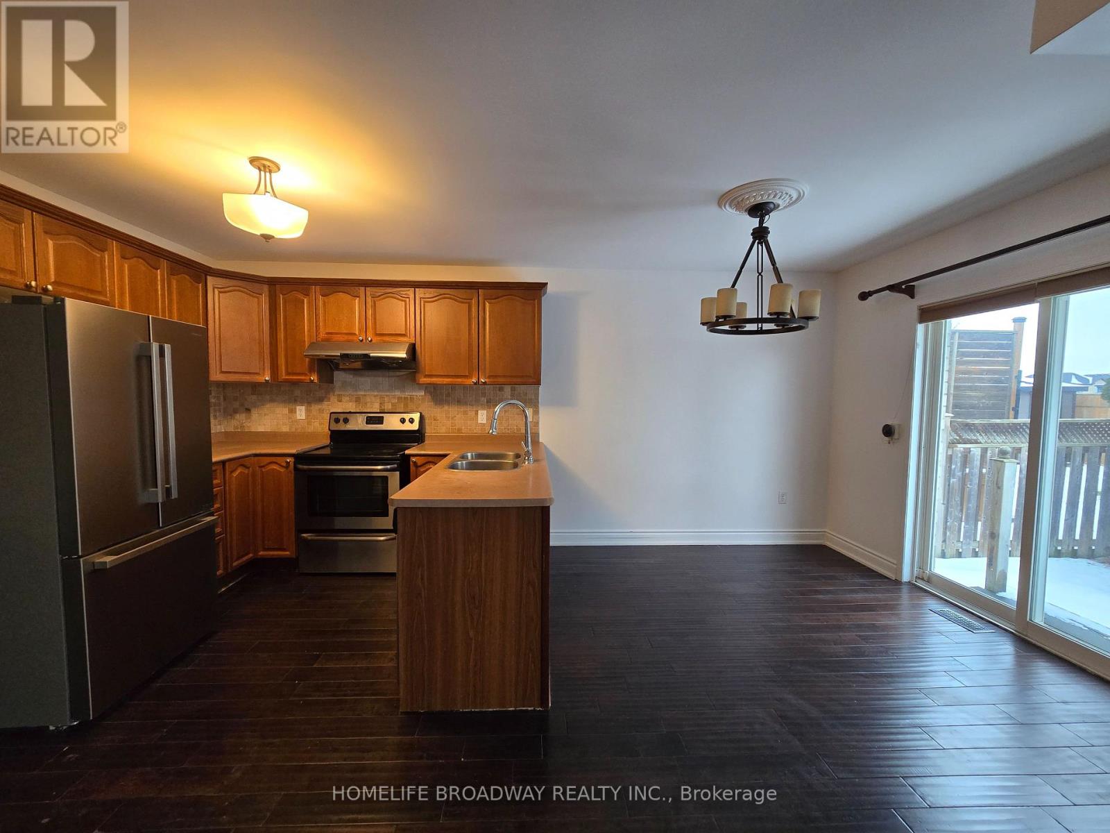 81 Clearmeadow Boulevard, Newmarket, Ontario  L3X 2M6 - Photo 2 - N12706388