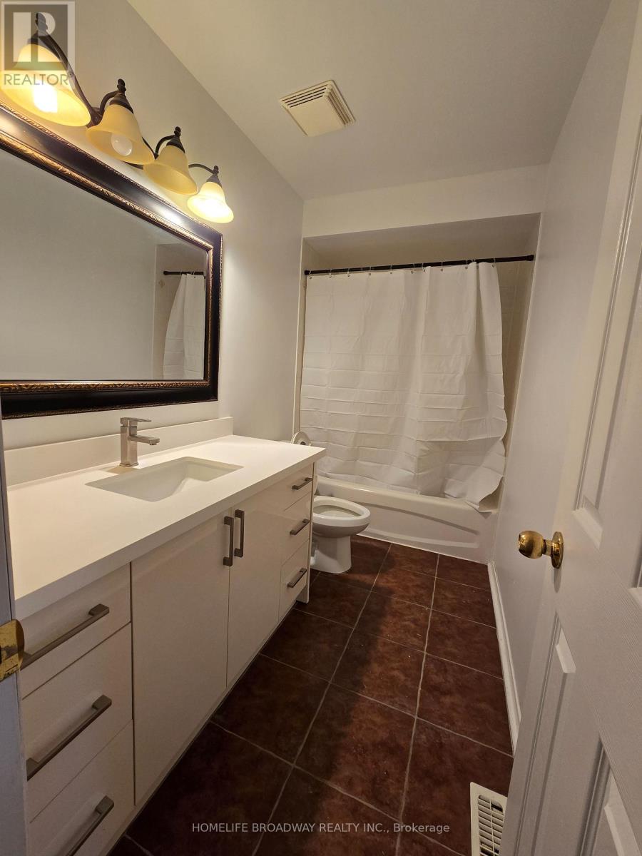 81 Clearmeadow Boulevard, Newmarket, Ontario  L3X 2M6 - Photo 6 - N12706388