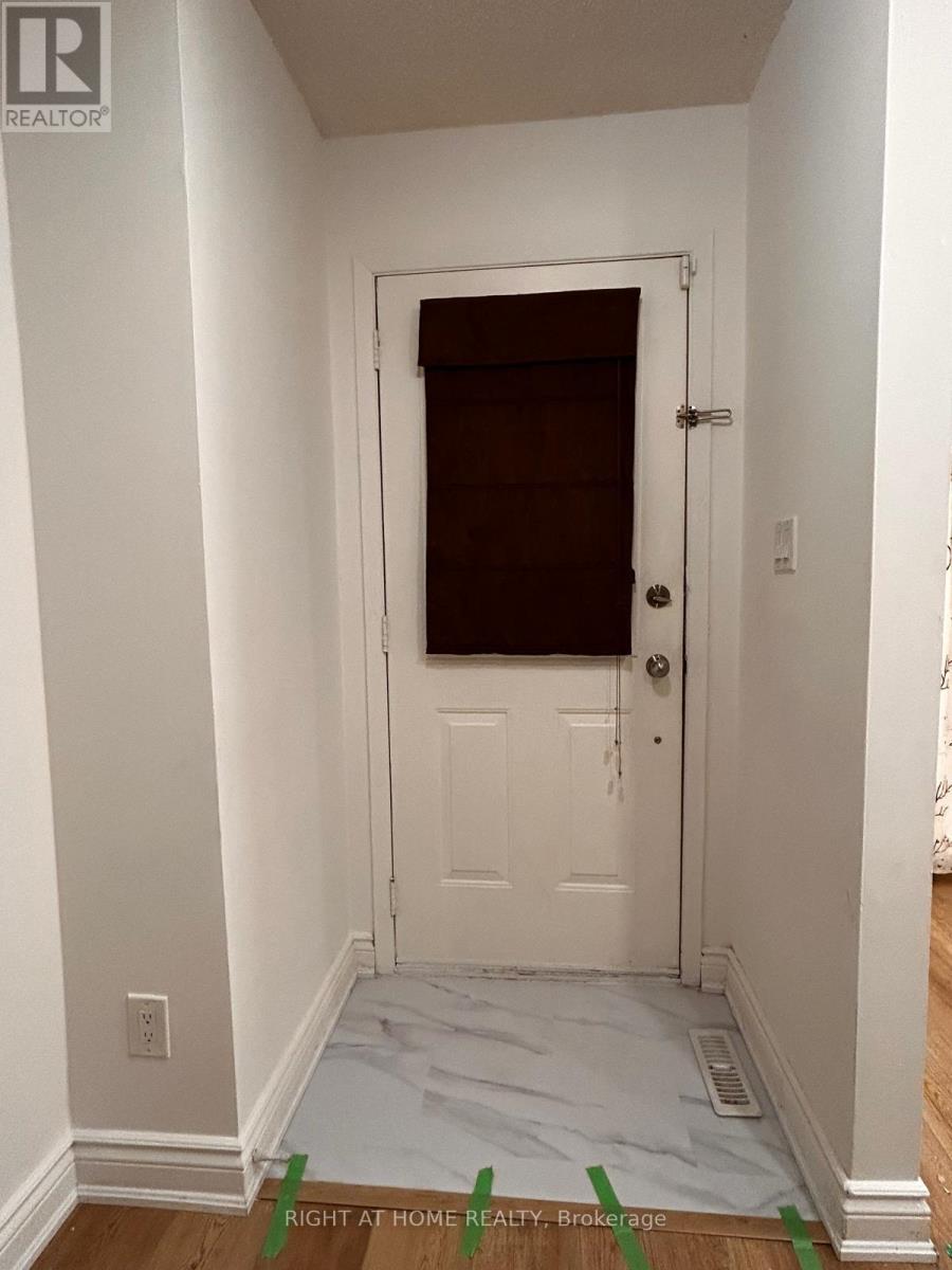 3158 Mccarron Crescent E, Mississauga, Ontario  L5N 3H5 - Photo 2 - W12611250