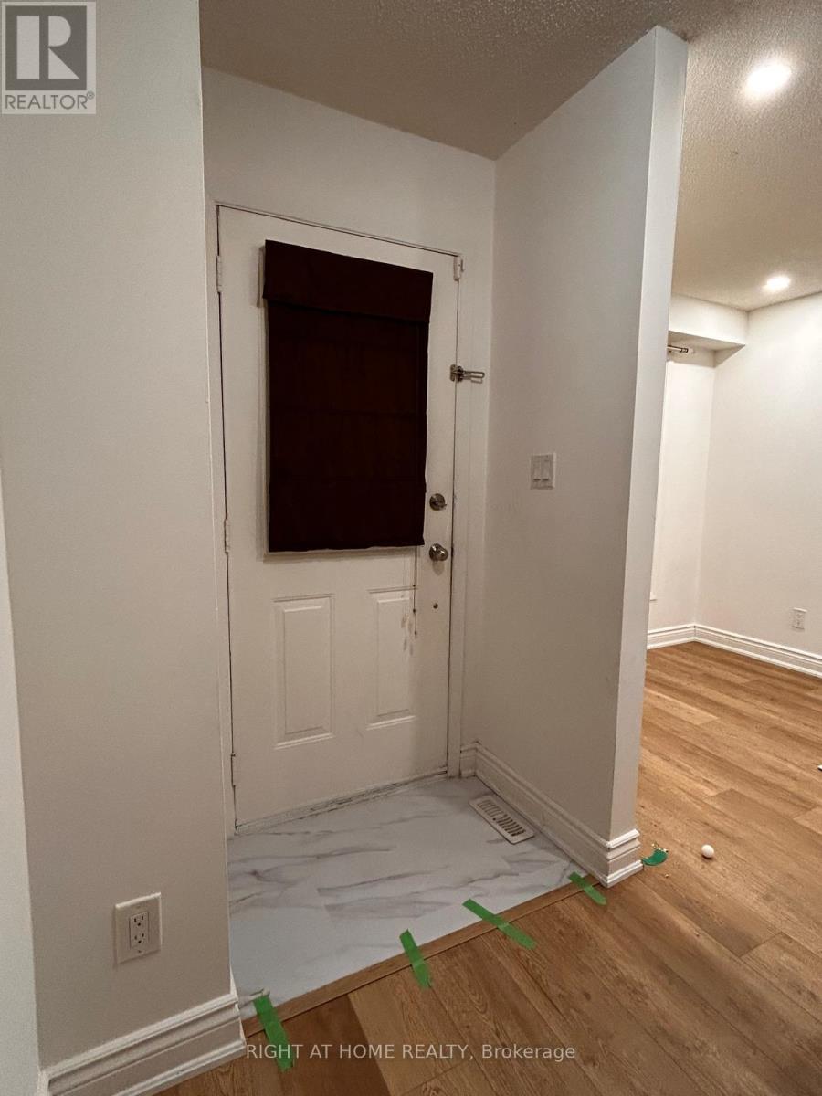 3158 Mccarron Crescent E, Mississauga, Ontario  L5N 3H5 - Photo 3 - W12611250