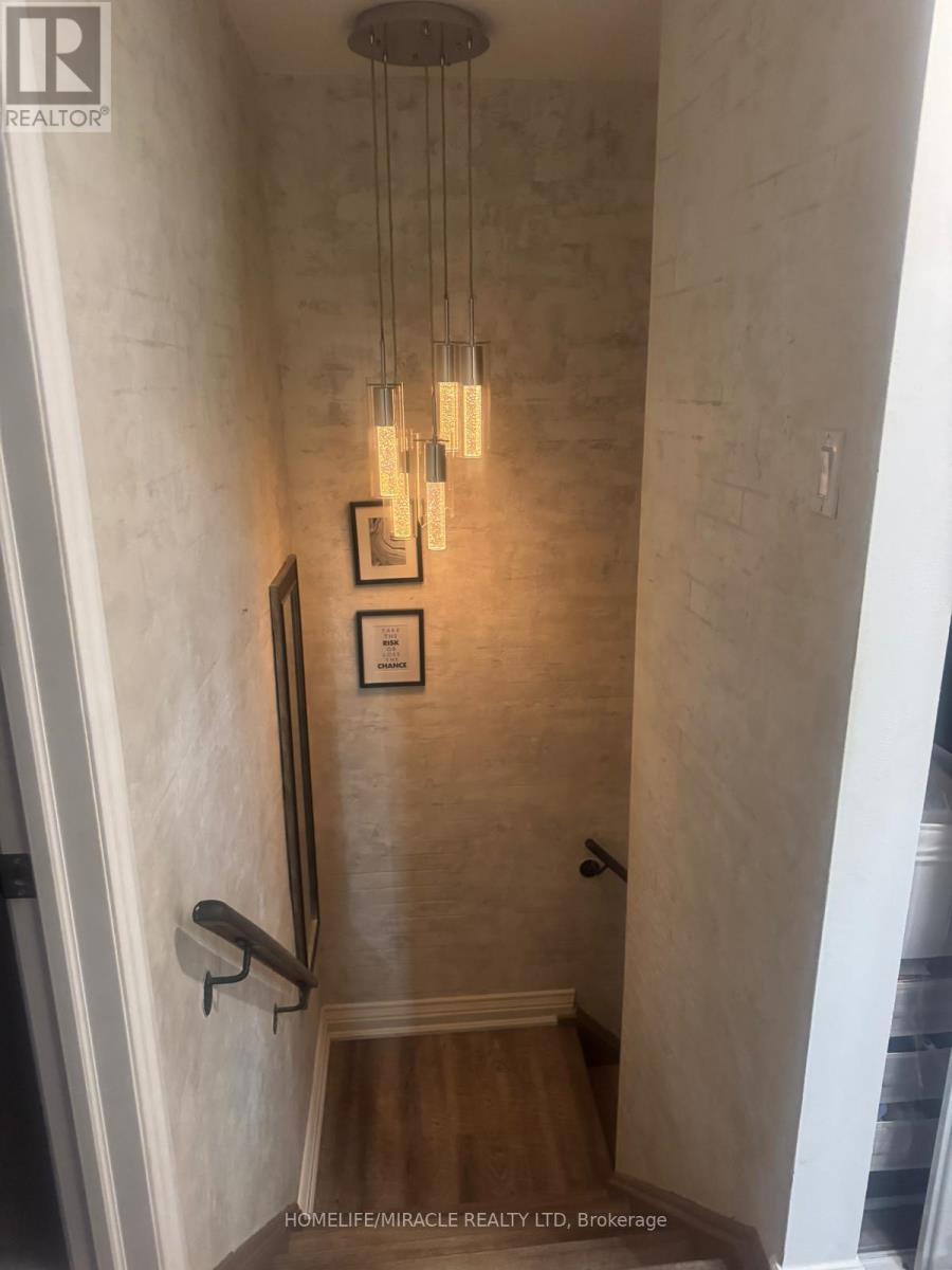 51 - 1051 Cedarglen Gate, Mississauga, Ontario  L5C 3A7 - Photo 10 - W12706392