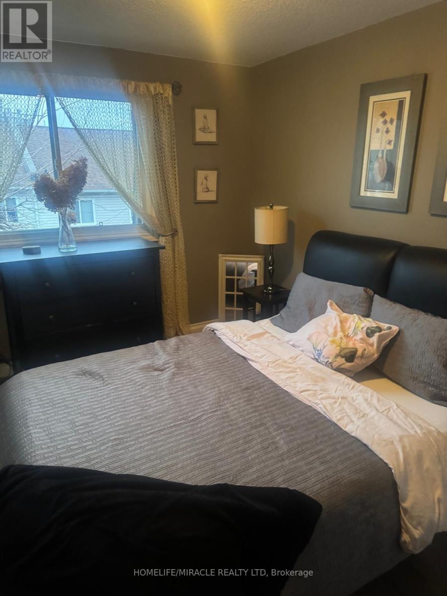 51 - 1051 Cedarglen Gate, Mississauga, Ontario  L5C 3A7 - Photo 2 - W12706392