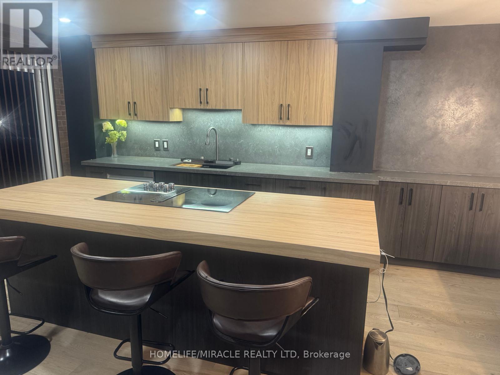 51 - 1051 Cedarglen Gate, Mississauga, Ontario  L5C 3A7 - Photo 3 - W12706392