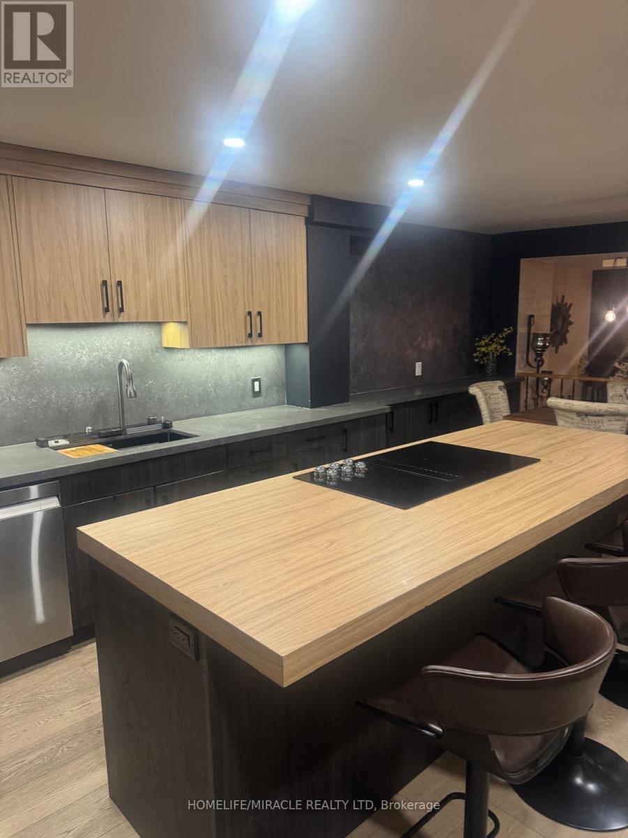 51 - 1051 Cedarglen Gate, Mississauga, Ontario  L5C 3A7 - Photo 5 - W12706392