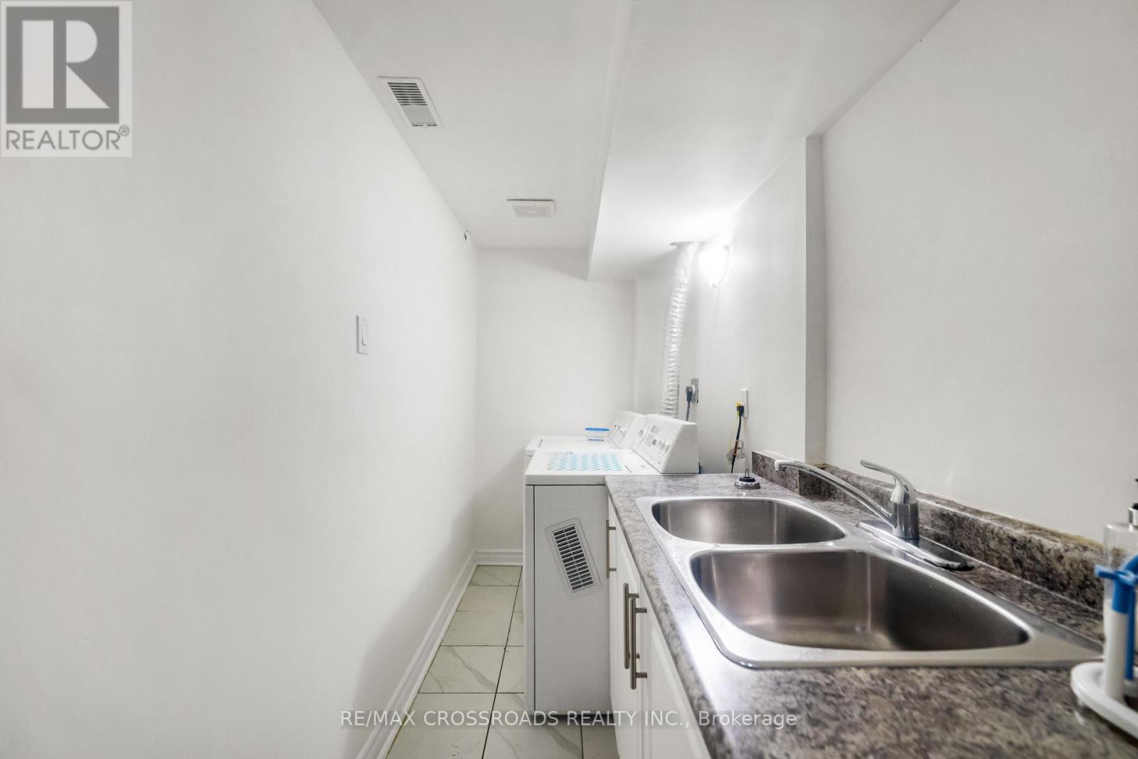 Bsmt - 38 Jinnah Court, Toronto, Ontario  M4A 2Y1 - Photo 8 - C12706442