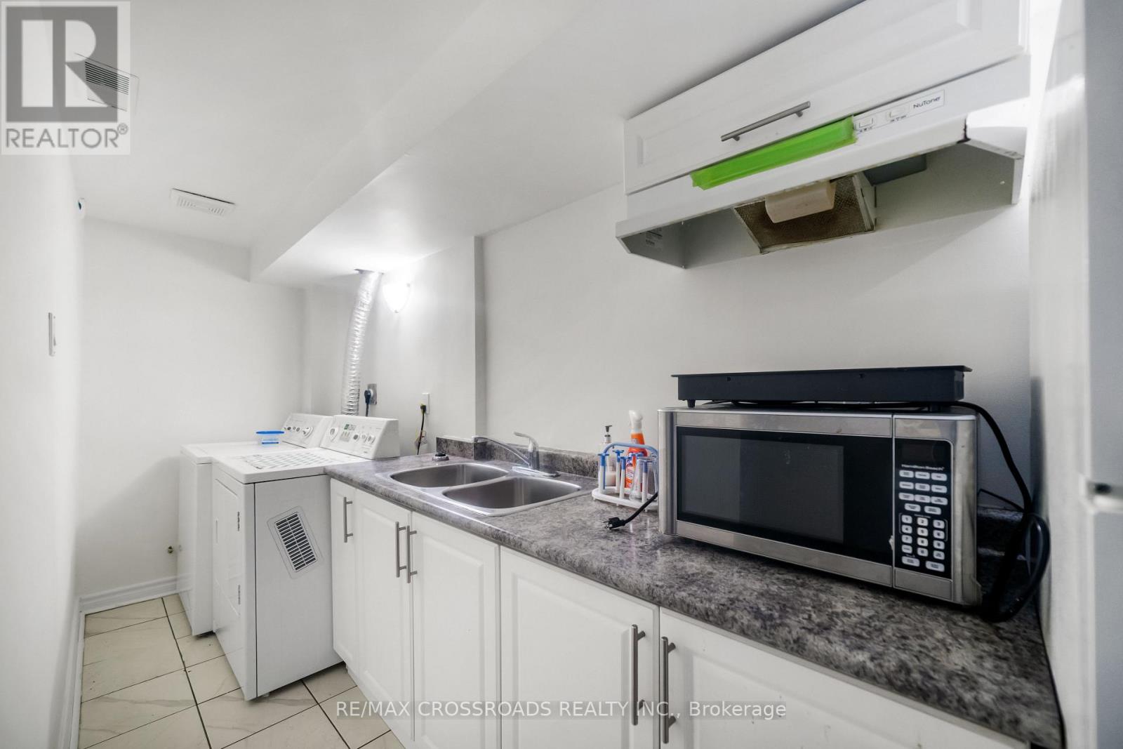 Bsmt - 38 Jinnah Court, Toronto, Ontario  M4A 2Y1 - Photo 9 - C12706442