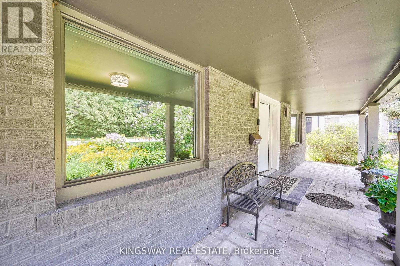 1638 Birchwood Drive, Mississauga, Ontario  L5J 1T6 - Photo 4 - W12706426