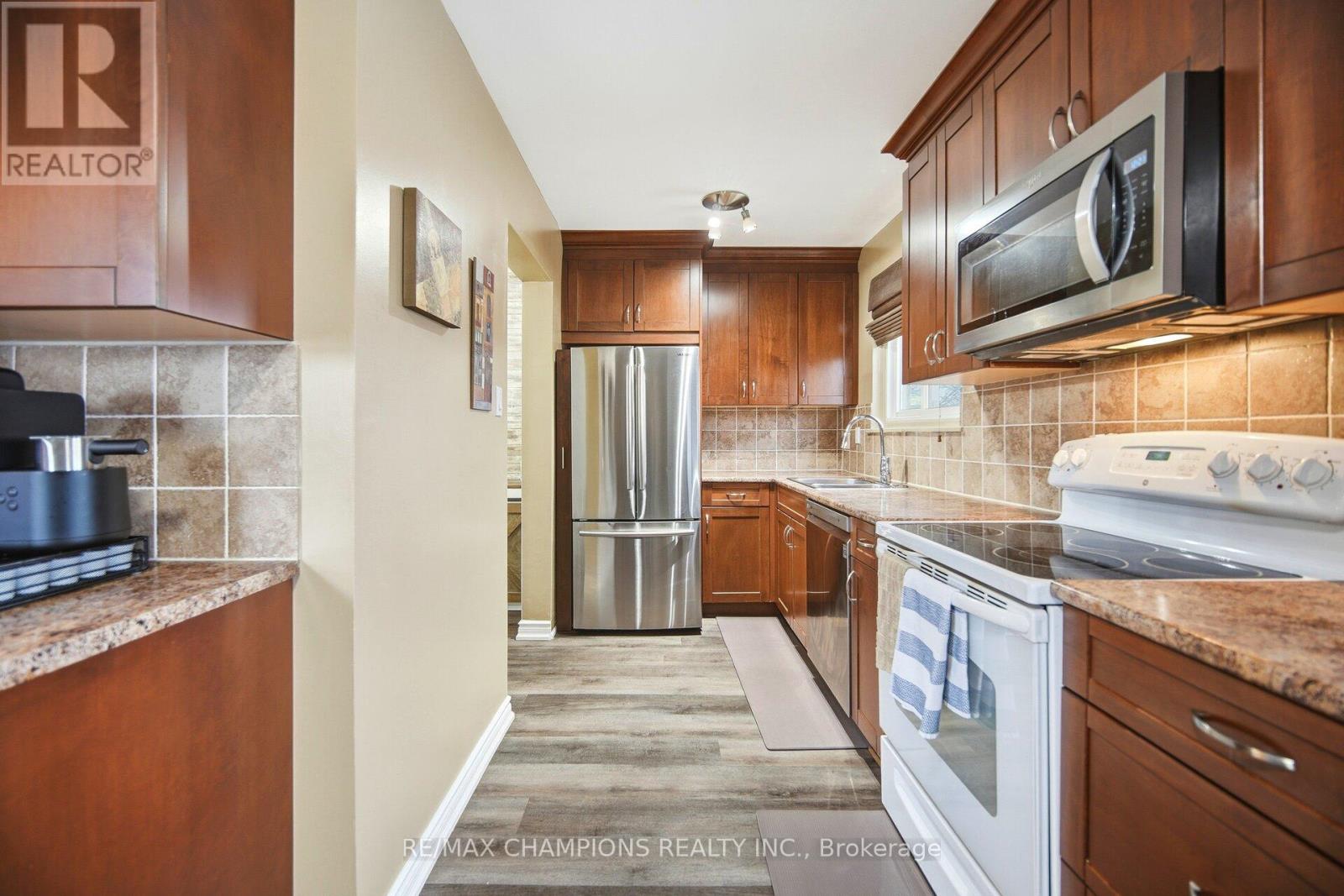 64 Greenbriar Road, Brampton, Ontario  L6S 2A5 - Photo 7 - W12706464